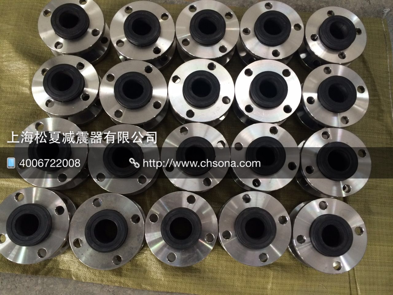 成都通用時(shí)代項(xiàng)目消費(fèi)管道用松夏橡膠接頭發(fā)貨圖片